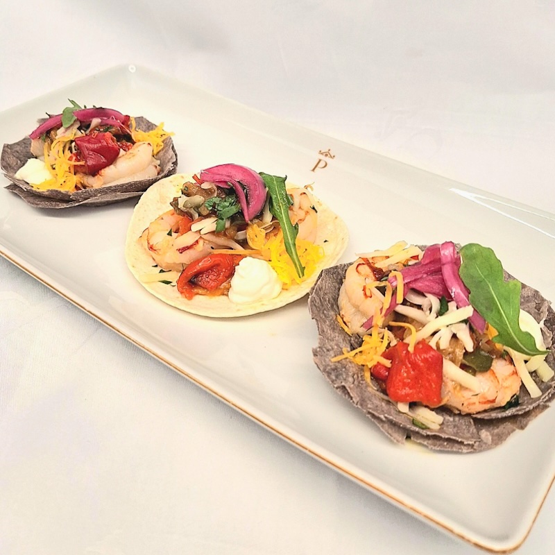 Plato de inspiración mexicana del Restaurante Santo Tomás - Parador de Alcalá en honor al Premio Cervantes Gonzalo Celorio para la Muestra Gastronómica Literaria de Alcalá de Henares