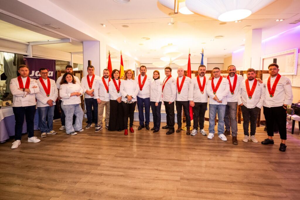 Los hosteleros de Alcalá Gastronómica con la alcaldesa de Alcalá de Henares, Judith Piquet, y la concejal de Turismo, Isabel Ruiz, en la presentación de las jornadas celebrada en La Terraza del Mercado