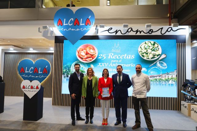 Presentación del libro '25 recetas para el XXV aniversario' en Fitur