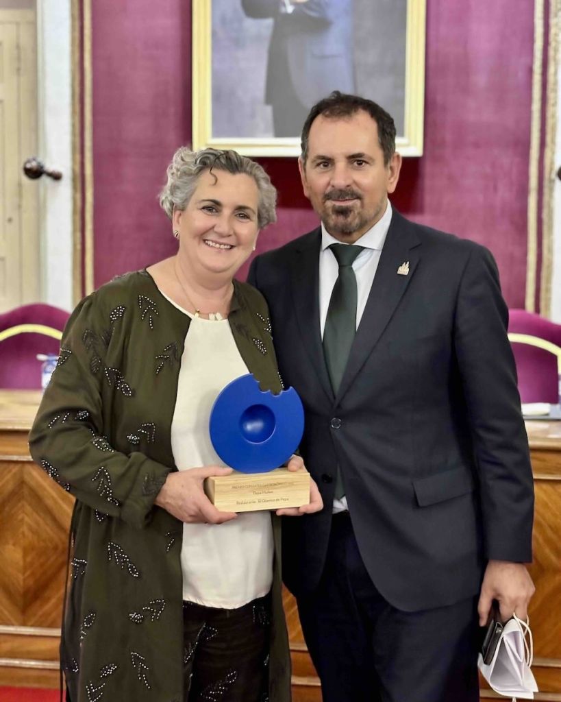 El presidente de Alcalá Gastronómica con la chef Pepa Muñoz