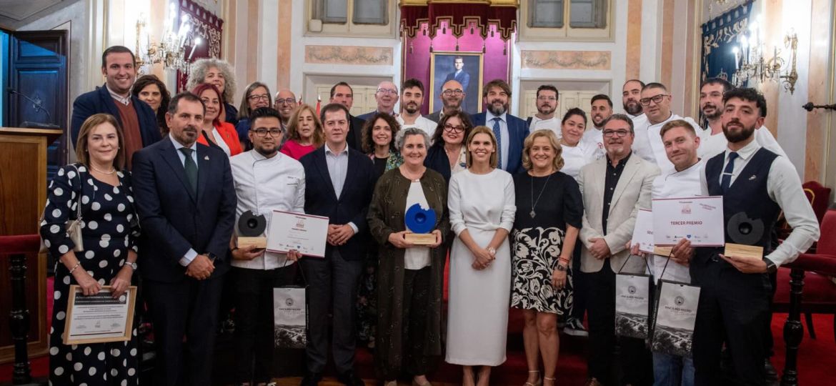 Foto de familia de premiados del Certamen Alcalá Gastronómica de Alcalá de Henares