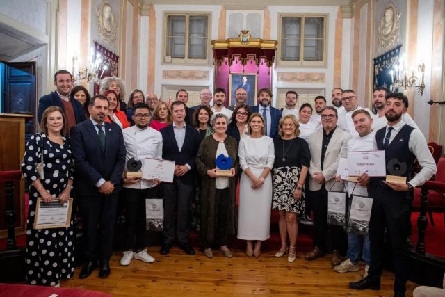 Foto de familia de premiados del Certamen Alcalá Gastronómica de Alcalá de Henares